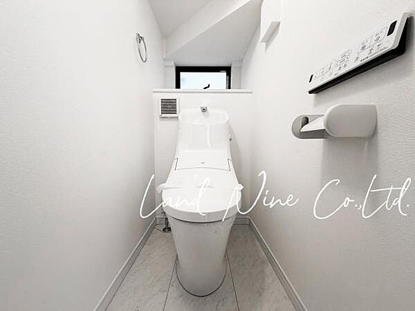 【ウォシュレット付きトイレを1階＆2階に設置】 ◆快適な温水洗浄便座仕様のトイレ。清潔感のあるカラーリングです。