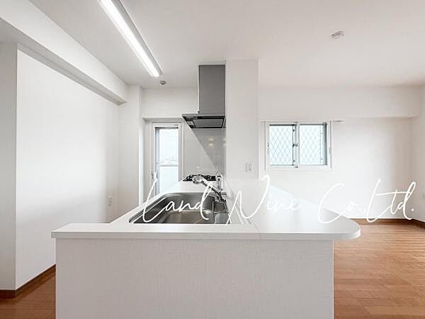 【人工大理石トップのシステムキッチン】 ◆食洗機・浄水器一体型水栓・3口コンロ・スリムタイプのレンジフード・奥まですっきり使えるスライド式収納等「使いやすさ」にこだわった充実設備仕様を採用。