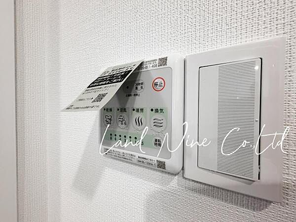 【浴室乾燥機】雨の日のお洗濯も快適にできる浴室乾燥機付き。乾燥だけでなく暖房機能の備えている為、ヒートショック対策にも便利に活用いただけます。