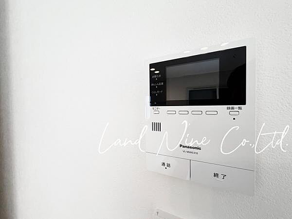 【TVモニター付きインターフォン】玄関のドアを開けることなく来客の顔や声を確認できる、防犯性の高い設備です。