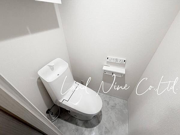 【新規交換済みトイレ】 ◆ウォシュレット付きトイレに新規交換済みです♪気になる水回りは綺麗にリノベーションされております。