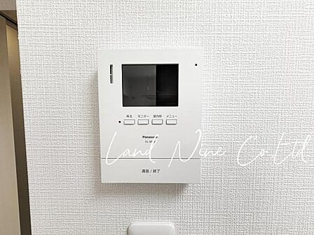 【TVモニター付きインターフォン】 ◆玄関のドアを開けることなく来客の顔や声を確認できる、防犯性の高い設備です。