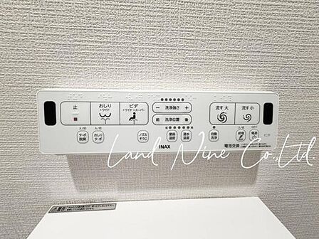 【温水洗浄便座】 ◆便座の温度設置が可能で快適!お湯で洗い流すことができるためお肌にも優しい快適設備です。