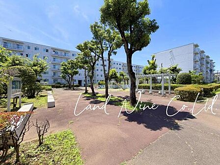 【マンション敷地内に公園あり♪】 ◆敷地内にある緑豊かな公園です。小さなお子様の遊び場としても安心して使用いただけます。