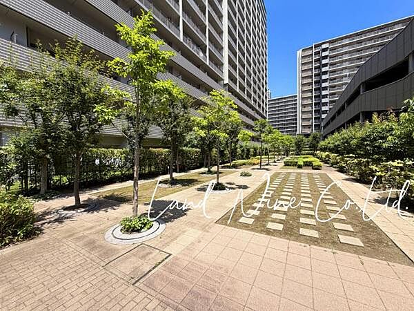 【中庭】 ◆緑豊富な敷地内。管理が行き届き、ホテルライクな高級感のある雰囲気が漂います。