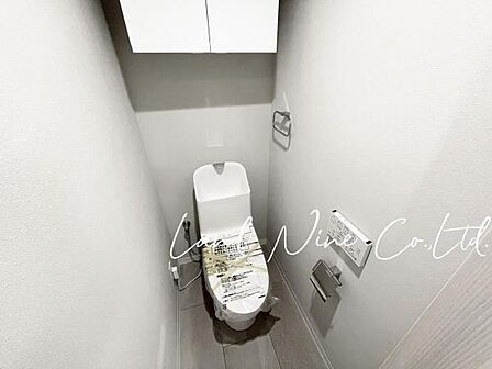 【新規交換済みトイレ】 ◆ウォシュレット付きトイレに新規交換済みです♪気になる水回りは綺麗にリノベーションされております。