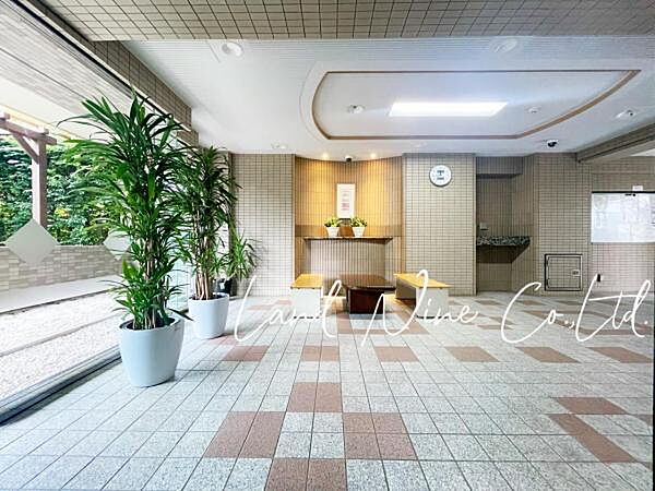 【エントランス】 ◆こちらのマンションは、安全性にも配慮がなされておりますので、安心して快適にお過ごしいただけます。