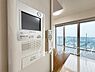 設備：【TVモニター付きインターフォン】 ◆玄関のドアを開けることなく来客の顔や声を確認できる、防犯性の高い設備です。