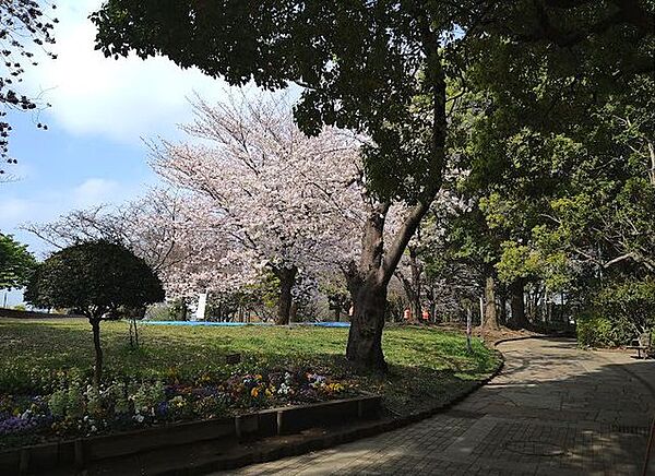 西郷山公園 徒歩10分。 730m