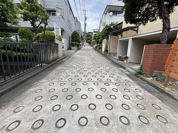 周辺は閑静な住宅街です。
