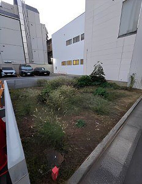 駅が近く、アクセス良好、買い物にも便利、小学校や病院も近い暮らしやすいエリアの更地です。