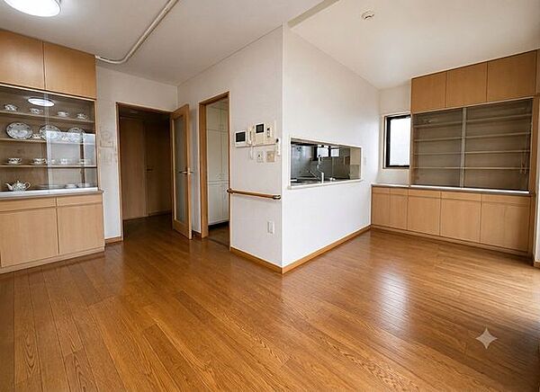 広々とした2階ダイニング、飾り棚などの収納もたくさんあり、よりスッキリ見せられます。※この写真は、CG加工で作成した空室イメージで、実際の室内とは一部異なる場合があります