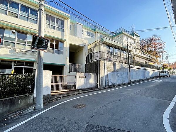 渋谷区立代々木中学校 徒歩4分。 290m