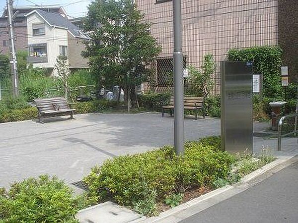 南青山三丁目緑地 徒歩10分。 740m