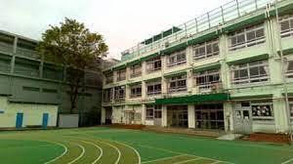 渋谷区立神宮前小学校 徒歩7分。 500m