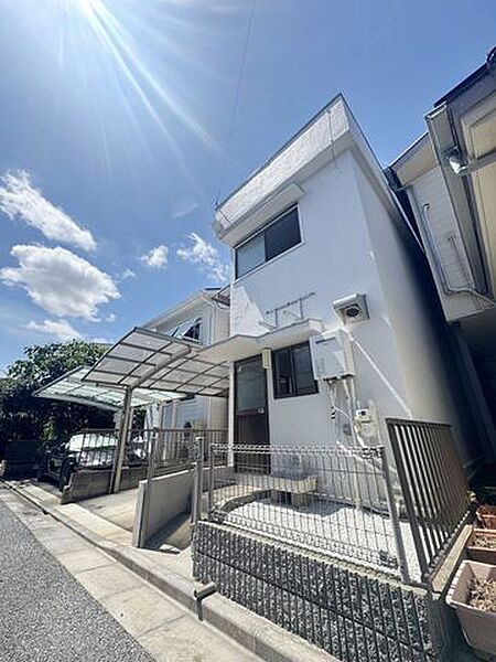 周囲の街並みに調和したデザインで、長く快適にお住まいいただけます。