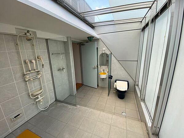 トイレとシャワーが一体となった、機能的で使いやすい空間。シンプルで清潔感のある設えが魅力です。