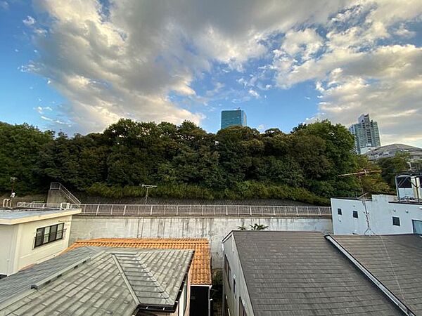 先に広がる緑を眺めながら、心穏やかなひとときを過ごせる、開放感と安らぎを感じる眺望です。