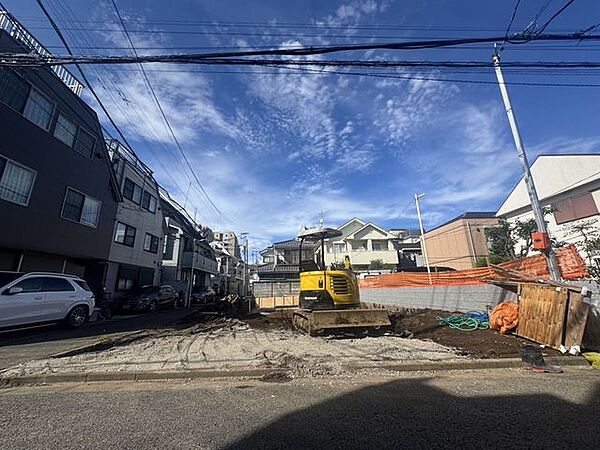 周辺は落ち着いた静かな住環境。穏やかで心地よい暮らしを実現できる、住みやすい立地が魅力です。