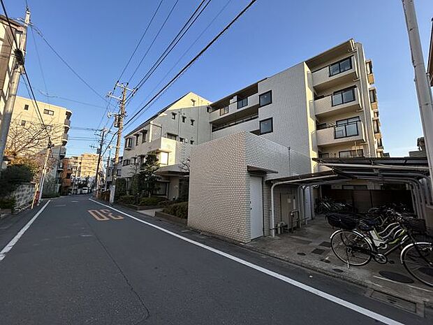 前面道路が広く交通量もあまり多くないため、お子様もご安心です♪