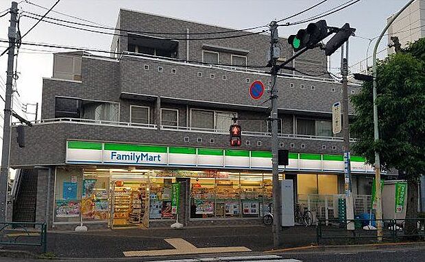 ファミリーマート目黒柿の木坂店 徒歩2分。 120m