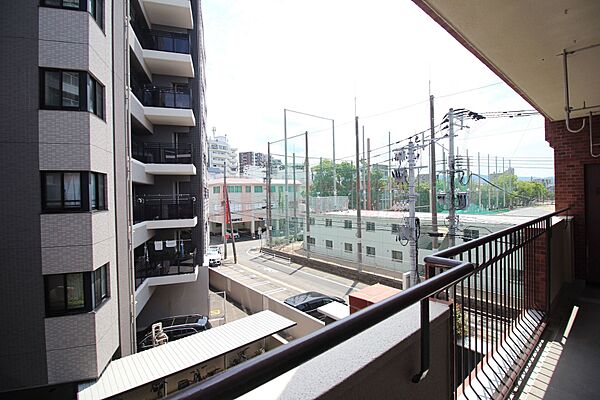 南東側はマンションがありますが、南西側は抜けています