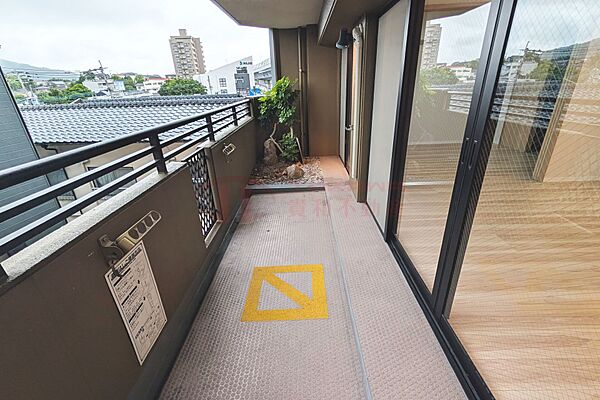 幅のあるバルコニーがあります