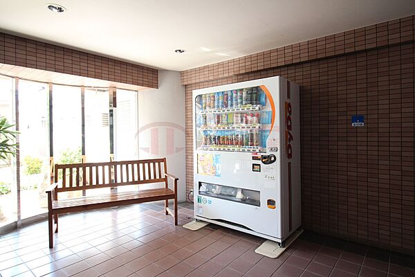 ロビーに自動販売機があります