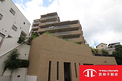 外観：高台に立地したマンションタイプです