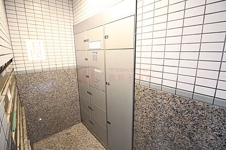 不在時の荷物受け取りに便利な宅配ボックスを完備。
