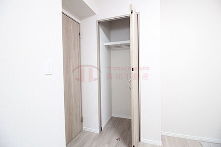 ハンガーパイプと上部棚を備え、衣類や荷物を効率よく収納できる洋室クローゼット