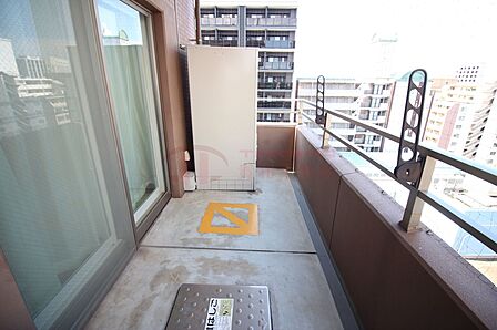 物干し金物を備えた日当たりの良いバルコニー