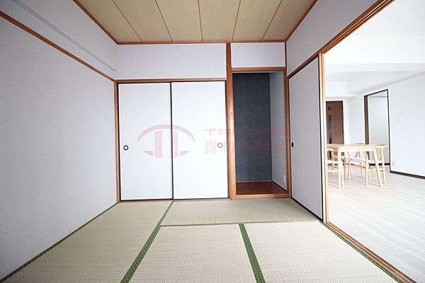 押入と床の間を備えたLDK隣接の和室