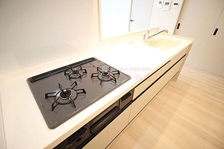 3口ガスコンロと広い作業スペースを備えたシステムキッチン