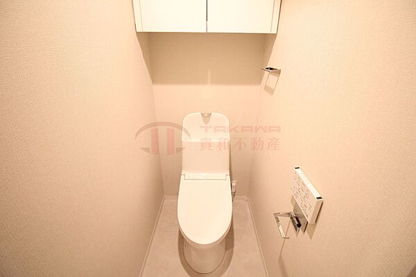 上部吊戸棚と温水洗浄便座を備えたトイレスペース