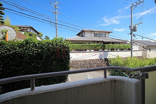 落ち着いた住宅街を見渡せるバルコニーからの眺望