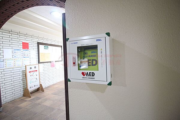 緊急時に備えてAEDが設置された共用エリア