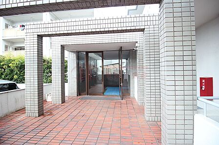 おしゃれなアーチのあるエントランス