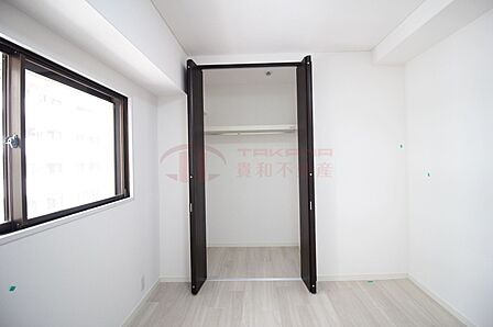 開口部が広く出し入れがスムーズなクローゼット収納のある洋室
