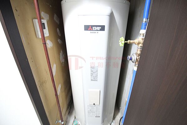 室内の一角にすっきりと収められた電気温水器も新品交換済