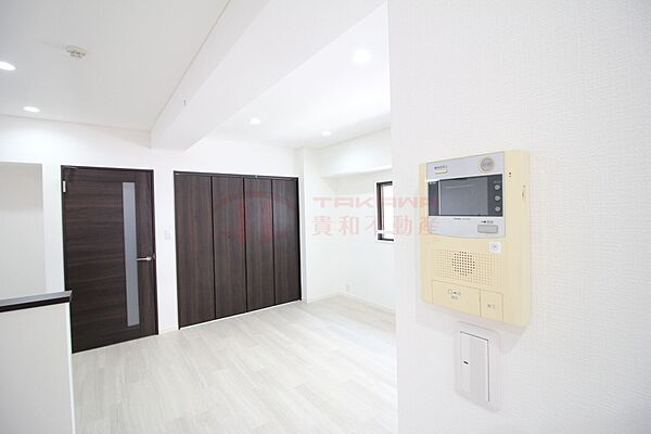 TVモニター付きオートロックとシックな建具が印象的な室内