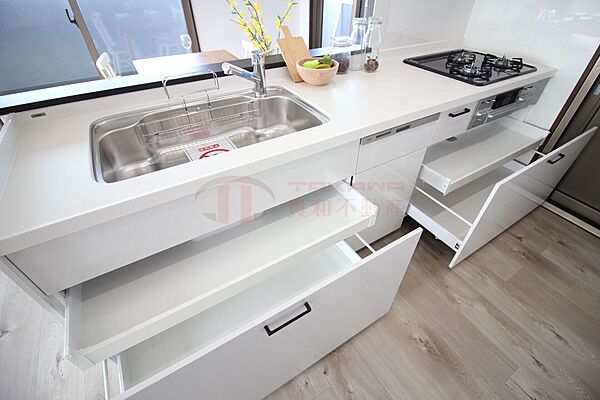出し入れがスムーズなスライド式のキッチン引き出し収納。大型の調理器具や食器もすっきり収まります。