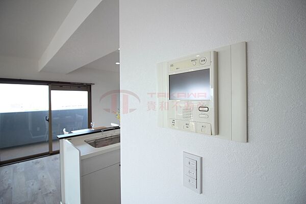 来訪者を一目で確認できるTVモニター付きインターホン。防犯面でも安心して暮らせる設備が整っています。