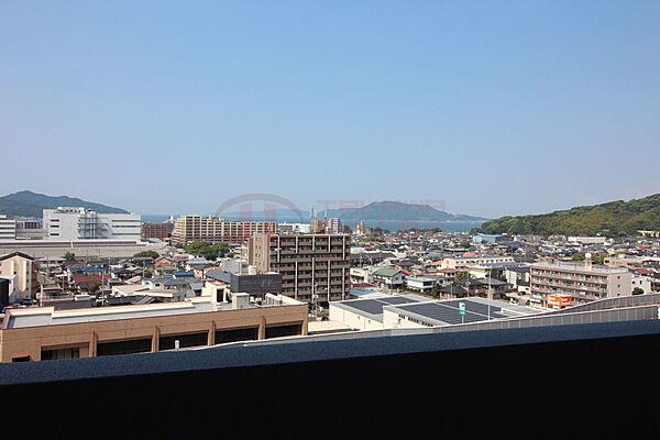 北側バルコニーからの爽やかな眺望。遠くに海や山を望む、開放感あふれる心地よいロケーションです。
