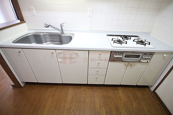 豊富な下部収納を備え調理スペースをしっかり確保したシステムキッチン