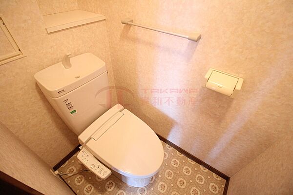 温水洗浄便座を備え毎日快適に使用できる清潔感のあるトイレ空間