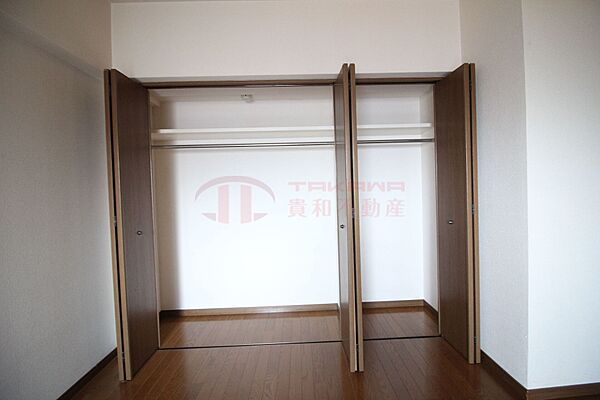 ハンガーパイプと枕棚を備えた衣服や荷物をたっぷり収納できる大容量クローゼット