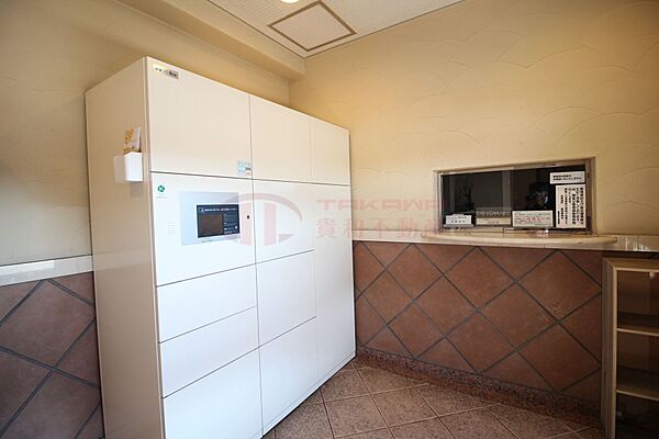 24時間いつでも荷物が受け取れる宅配ボックスを完備 日中の管理体制も整っています