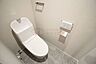 トイレ：温水洗浄便座付きのトイレはスッキリとしたデザインで快適に使用できます