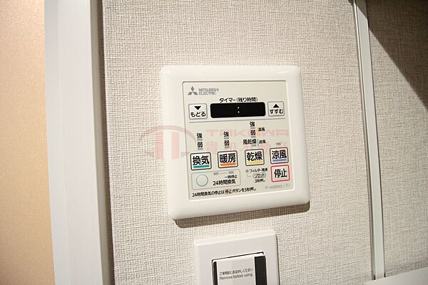 雨の日の洗濯や温度調節に役立つ浴室乾燥機の操作パネルを完備しています